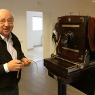 Josep Porta, amb una de les seues càmeres al nou Espai Porta l’any 2015. - SEGRE