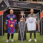 Hansi Flick i Xabi Alonso van posar junts ahir en la prèvia de la final. - EFE/ MARC GRAUPERA/FC BARCELONA