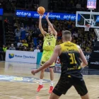 Oriol Paulí, llançant un dels tres triples que va anotar. - ACB PHOTO / EMILIO COBOS
