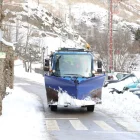 Una màquina llevaneu, ahir a Tavascan. - EDGAR ALDANA