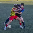 Un jugador del Tàrrega pugna amb un rival pel control de la pilota. - LAIA PEDRÓS
