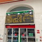 Un panell informatiu de l'estació de Lleida anuncia el retard en l'Avant de les 07.05 hores.