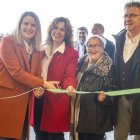 D'esquerra a dreta: la consellera de Drets Socials i Inclusió, Mònica Martínez Bravo, l'alcaldessa de Tàrrega, Alba Pijuan, la presidenta de l'AFATC, Teresa Robert, i el president de la Diputació de Lleida, Joan Talarn, durant la inauguració d'avui.