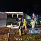 El camió va quedar bolcat al marge de la carretera P-9221.