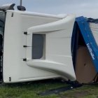 Ferit un camioner en bolcar en una rotonda de l'Ll-11 a Lleida