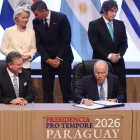 Moment de la firma que suposa la creació d’un gran mercat pràcticament sense aranzels. - EFE/ JUAN PABLO PINO