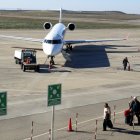 Passatgers del vol de Palma dirigint-se cap a la terminal després de baixar de l'avió d'Air Nostrum a l'Aeroport de Lleida-Alguaire.