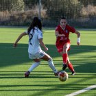 Una jugadora de l'AEM obre la pilota a la banda.