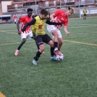 Dos jugadors del Golmés i el Bellcairenc en la disputa d’una pilota enmig del camp. - JOAN GÓMEZ