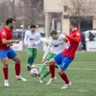 Un jugador del Balàfia xuta la pilota buscant la porteria rival des de fora de l’àrea. - JORDI ECHEVARRIA