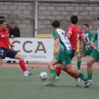 Manel Grau, envoltat de rivals durant una situació del partit. - JOAN BOVÉ