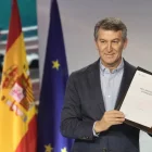 El líder del PP, Alberto Núñez Feijóo, mostra la “Declaració de Saragossa”. - A. PÉREZ MECA / EUROPA PRESS