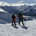 Esquiadors observant les muntanyes nevades a Baqueira Beret.
