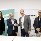 El secretari general de Junts, Jordi Turull, i el secretari general d'Impulsem Lleida, Manel Solé, es donen la mà després de signar el pacte de coalició per a les pròximes eleccions municipals.