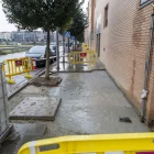 Les obres consisteixen a renovar els trams enfonsats de la vorera i afecten uns 65 metres quadrats. - JORDI ECHEVARRIA