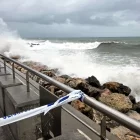 El passeig marítim de l’Escala tallat per fort onatge. - ACN