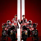 Bagnaia i Márquez posen amb la nova moto, amb colors especials pel centenari de Ducati. - DUCATI CORSE
