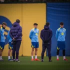 Jugadors i cos tècnic del Barça fent un minut de silenci per les víctimes d’Adamuz. - FCB