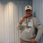 Jordi Esteve posa amb la medalla de ‘finisher’ poques hores després de tornar Lleida. - AMADO FORROLLA