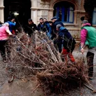 Pagesos deixant un avellaner davant la seu d’Agricultura. - ACN