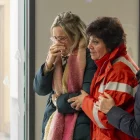 La familiar d’una de les víctimes rebent atenció per part de la Creu Roja. - EUROPA PRESS