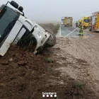 Un camió va bolcar ahir al matí a la C-53 a Bellcaire. - BOMBERS