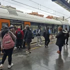 Usuaris de la línia que ahir van estrenar la nova freqüència. - E. FARNELL