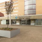 Vista de l’entrada principal de l’hospital Arnau de Vilanova. - JORDI ECHEVARRIA