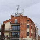 L’edifici de Ca la Cileta, amb l’antena de telefonia a la teulada.