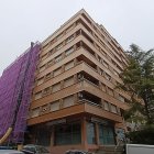 L'edifici està situat al número 48 del carrer Doctor Combelles.