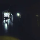 El passadís del baixador, completament a les fosques dilluns passat. - JORDI ECHEVARRIA