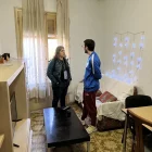 La directora d’Arrels, Rosa Majoral, en un dels pisos. - ACN