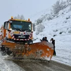 Una màquina llevaneu ahir al seu pas pel port del Cantó. - ACN