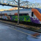 Un dels nous trens de Renfe per a Rodalies, en proves la setmana passada a Lleida i vandalitzat.