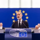 El rei demana a la UE “unitat, normes i diàleg”. Felip VI va assegurar ahir davant de la sessió plenària del Parlament Europeu, amb motiu del 40 aniversari de l’adhesió d’Espanya i Portugal a la Unió Europea, que la unitat d’Europa és la seua força, “que la força sense principis equival a la barbàrie” i que Europa “no pot acceptar, i encara menys avalar, plantejaments geopolítics d’una altra època com si fossin signes d’un temps nou”. - PHILIPP VON DITFURTH / DPA