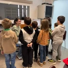 Escolars d’Arbeca divulguen l’actualitat del seu col·legi a la ràdio local