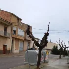 A la imatge, el cable caigut ahir a l’avinguda Garrigues. - AJUNTAMENT D’ALFÉS