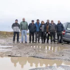 Veïns de Sucs, entre els quals Laura Berenguer, posen al Camí d’Almacelles, ple de clots. - PAU PASCUAL PRAT