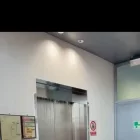 L’ascensor amb la fuita d’aigua.