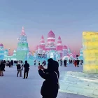 Vista general de la zona de la Xina en la qual se celebra aquest concurs d’escultures de gel i neu que a la nit s’il·lumina. - LLUÍS RIBALTA