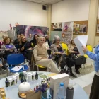 Un taller de relaxació, ahir a la seu de l’associació Fibrolleida. - PAU PASCUAL PRAT