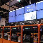 Totes les pantalles informatives de les sortides i arribades de trens de Rodalies i Regionals a Sants Estació, buides, uns minuts després d'un quart de vuit del matí.