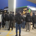 Cues aquest dijous al matí per pujar a un autobús a Tàrrega.