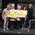 Les representants de l’Escola recollint el premi.