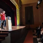 El lleidatà Francesc Puigpelat, al recollir el premi a Tiana. - LA LOCAL RÀDIO TIANA