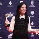 La directora i guionista Alauda Ruiz de Azúa posa amb el Premi Feroz per ‘Los domingos’. - EDUARDO PARRA / EUROPAPRESS