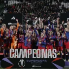 Les jugadores del Barça celebren eufòriques el títol aconseguit davant del Reial Madrid. - EFE/MANUEL BRUQUE