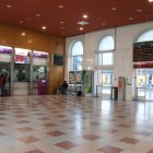 El vestíbul de l'estació de Lleida-Pirineus buit de passatgers