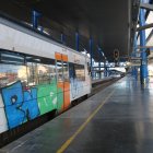 Un dels últims trens que van circular dissabte aparcat a l'estació de Lleida-Pirineus