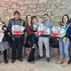 Els tres nadons nascuts a Castellserà l’any passat amb els seus pares i el detall del consistori.